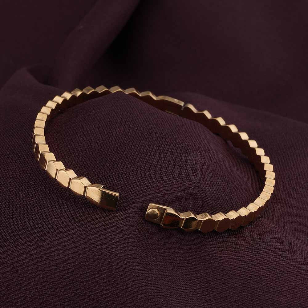 Elevate your style with the ANSHU AURA JEWELLERY Gold Plated Geometric Bracelet. Crafted from premium stainless steel with a luxurious gold-plated finish, this elegant bracelet offers a modern and minimal design perfect for every occasion. Lightweight, co