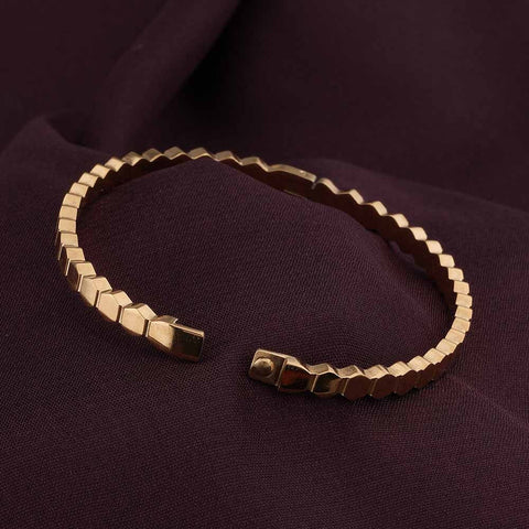 Elevate your style with the ANSHU AURA JEWELLERY Gold Plated Geometric Bracelet. Crafted from premium stainless steel with a luxurious gold-plated finish, this elegant bracelet offers a modern and minimal design perfect for every occasion. Lightweight, co