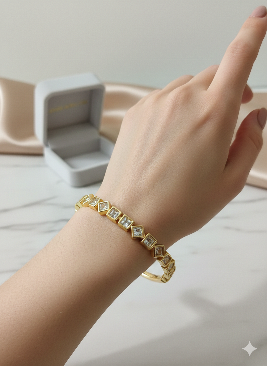Anshuaura™ 18K Gold Plated Princess-Cut Square Stone Bangle
(Alternative: Elegant Geometric Crystal Bangle - Luxury Edition)