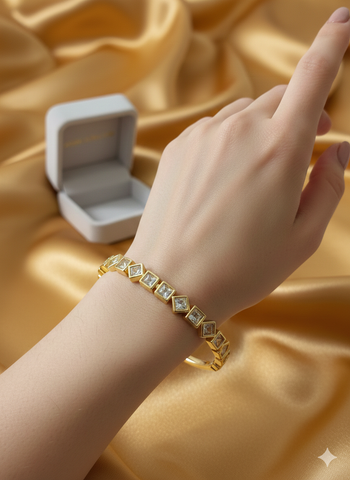 Anshuaura™ 18K Gold Plated Princess-Cut Square Stone Bangle
(Alternative: Elegant Geometric Crystal Bangle - Luxury Edition)